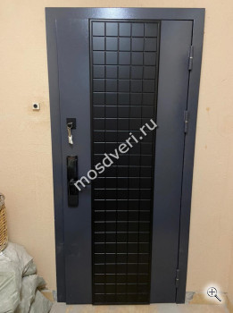 Входная дверь в частный дом черного цвета с фигурными элементами - купить от производителя Мосдвери Входная дверь в частный дом черного цвета с фигурными элементами